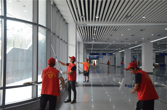 城投集團(tuán)開展“創(chuàng)衛(wèi)迎暗訪、全城大掃除”主題志愿活動(dòng)