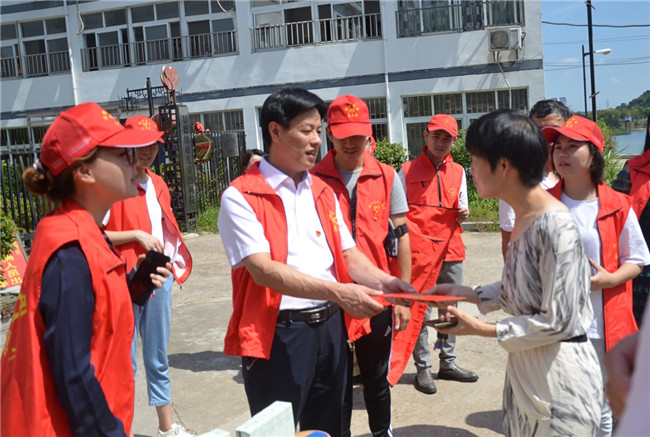 城投集團(tuán)開展“傳承紅色基因，敬老愛(ài)幼先行” 現(xiàn)場(chǎng)獻(xiàn)愛(ài)心活動(dòng)