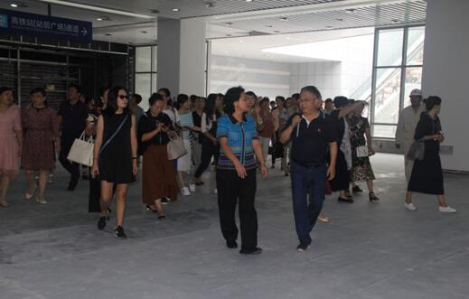 喜迎十九大，身邊看變化——我市干部賢內(nèi)助、鄉(xiāng)鎮(zhèn)街道負責人參觀高鐵商務區(qū)