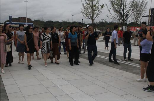 喜迎十九大，身邊看變化——我市干部賢內(nèi)助、鄉(xiāng)鎮(zhèn)街道負責人參觀高鐵商務區(qū)