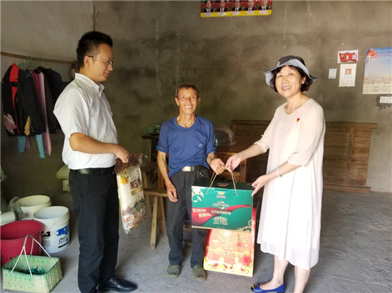 中秋佳節(jié)到 慰問進(jìn)家門——市城投集團領(lǐng)導(dǎo)走訪慰問貧困戶