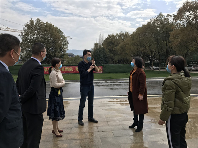 市城投集團聯(lián)合紅十字會對項目工地進(jìn)行消殺作業(yè)