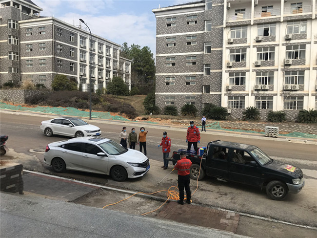 市城投集團聯(lián)合紅十字會對項目工地進(jìn)行消殺作業(yè)