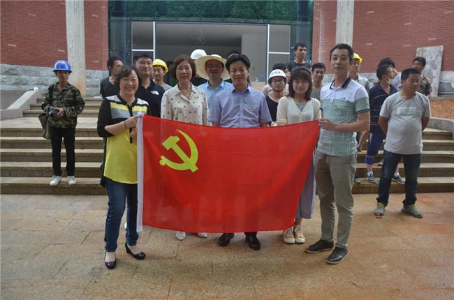 炎炎夏日送清涼，點(diǎn)滴關(guān)懷暖人心——城投集團(tuán)各黨支部開展“送清涼”慰問一線員工活動