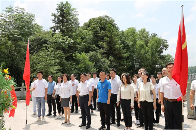 市城投集團(tuán)開(kāi)展“緬懷革命先烈，傳承紅色基因”革命傳統(tǒng)教育