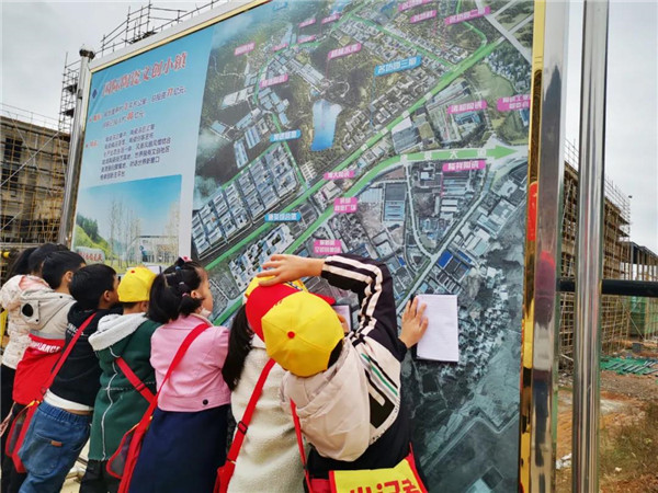 “千人市民觀察團”走進城投集團龍山湖公園、陶瓷產業(yè)加速基地等項目