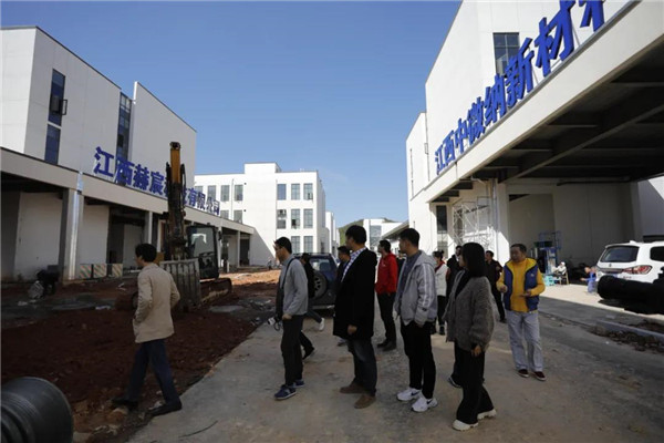 記者節(jié)：媒體聚焦昌南新區(qū)、城投集團(tuán)重點(diǎn)項(xiàng)目建設(shè)工地