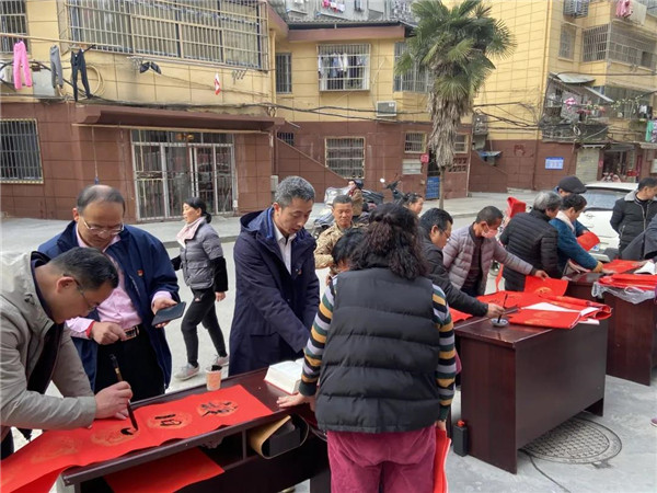 城投集團(tuán)送福送春聯(lián)，社區(qū)公益活動(dòng)暖人心