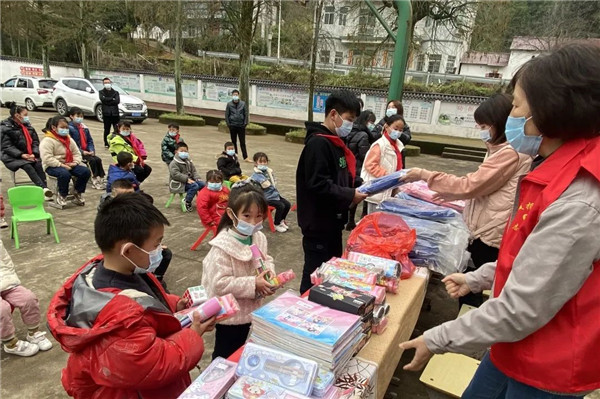 市城投集團(tuán)開(kāi)展“黨建引領(lǐng)學(xué)雷鋒，志愿服務(wù)展風(fēng)采”送溫暖活動(dòng)